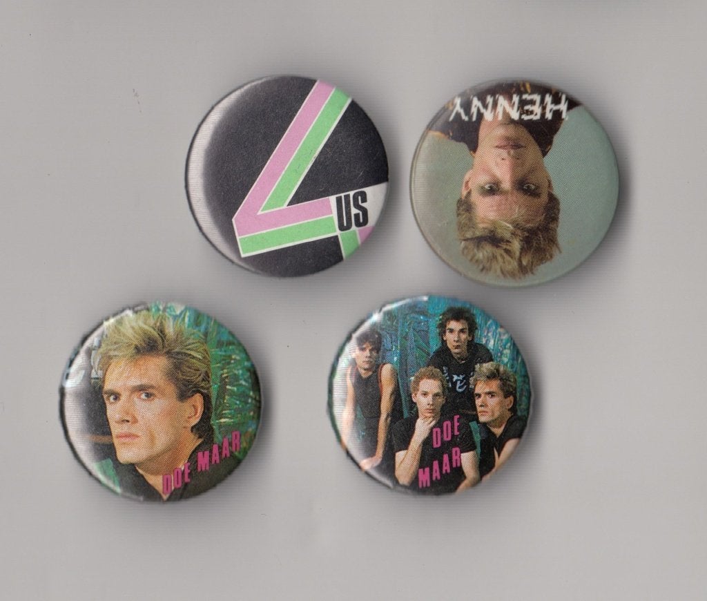 Doe Maar buttons Virus 4us Hennie Vrienten, Gebruikt, Niet vindbaar, Niet vindbaar, Speldje of Pin