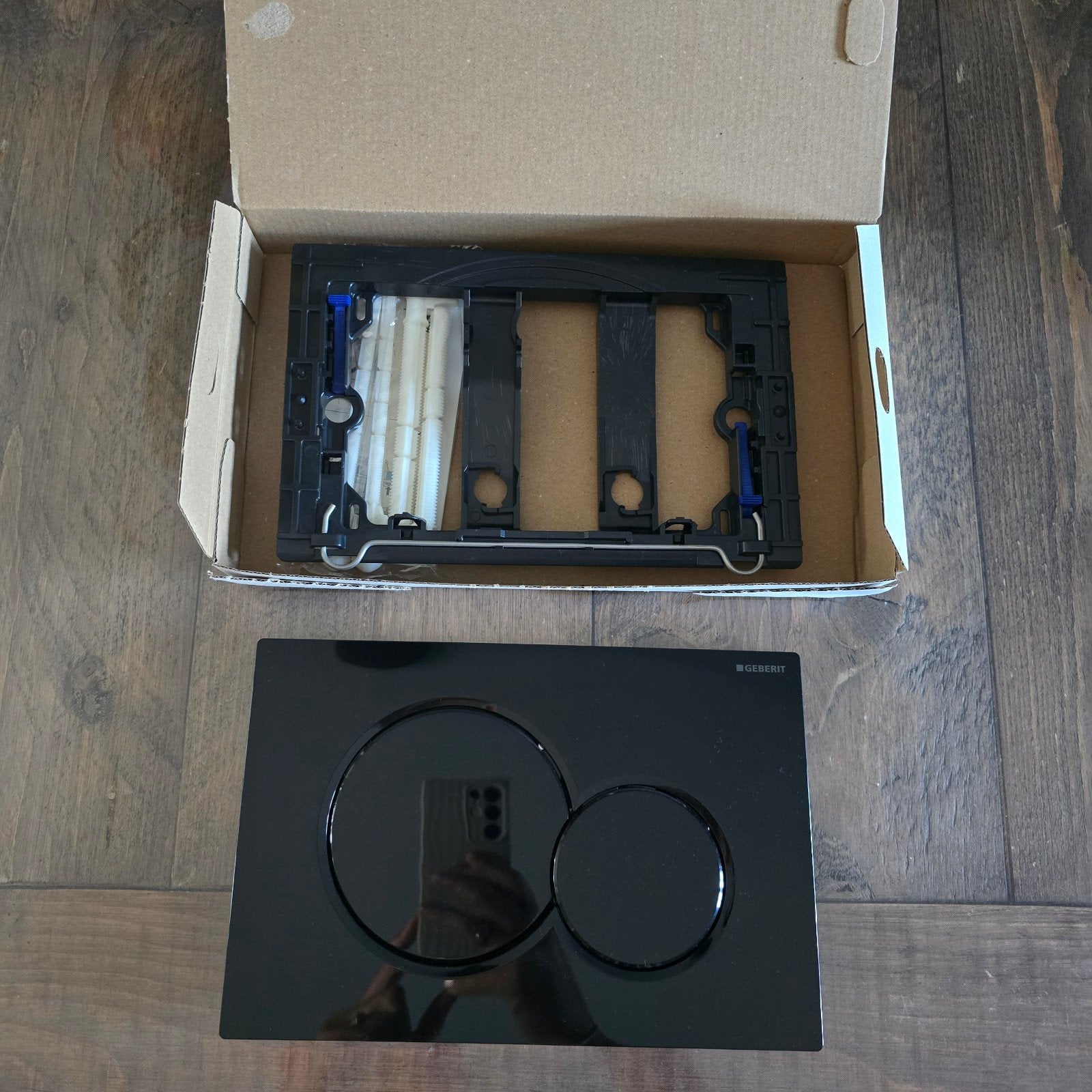 Nieuwe Geberit 320 glans drukknop met stokjes en frame, Doe-het-zelf en Verbouw, Ophalen, Nieuw, Toilet
