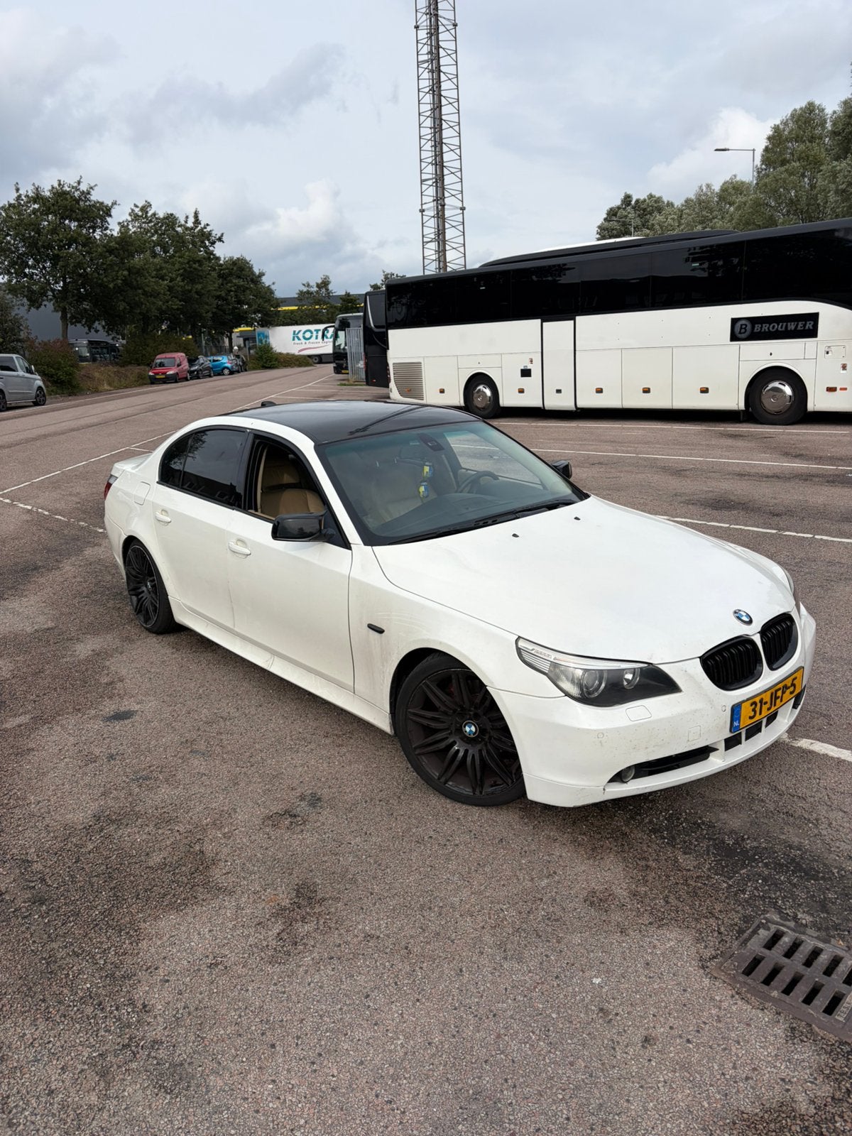 BMW 5-Serie 2.2 I 520 AUT 2004 Wit, Auto's, BMW, Achterwielaandrijving, Beige, Wit, 10 km/l