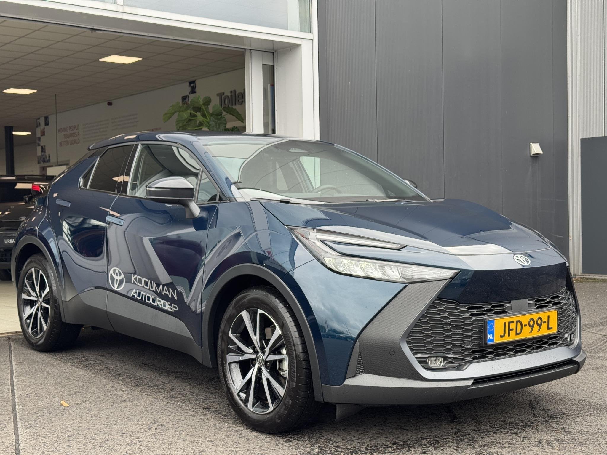 Toyota C-HR 1.8 Hybrid 140 Dynamic Midnight teal | NL Auto |, Auto's, Stof, 4 cilinders, Blauw, Origineel Nederlands