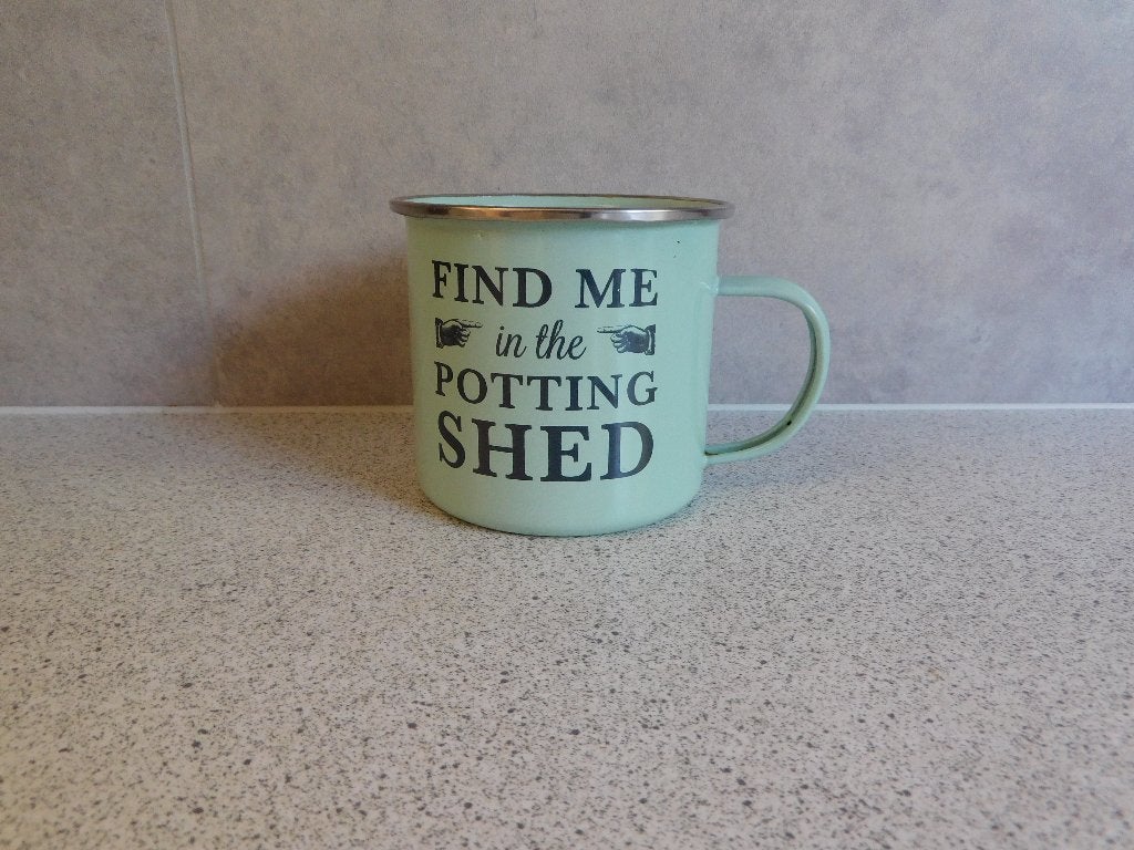 Emaille mok FIND ME in the POTTING SHED The Gifted Gardener, Antiek en Kunst, Antiek | Emaille, Ophalen of Verzenden