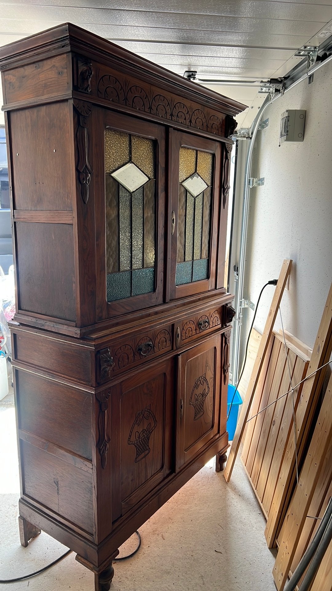 Kast te koop met glas in lood, Ophalen