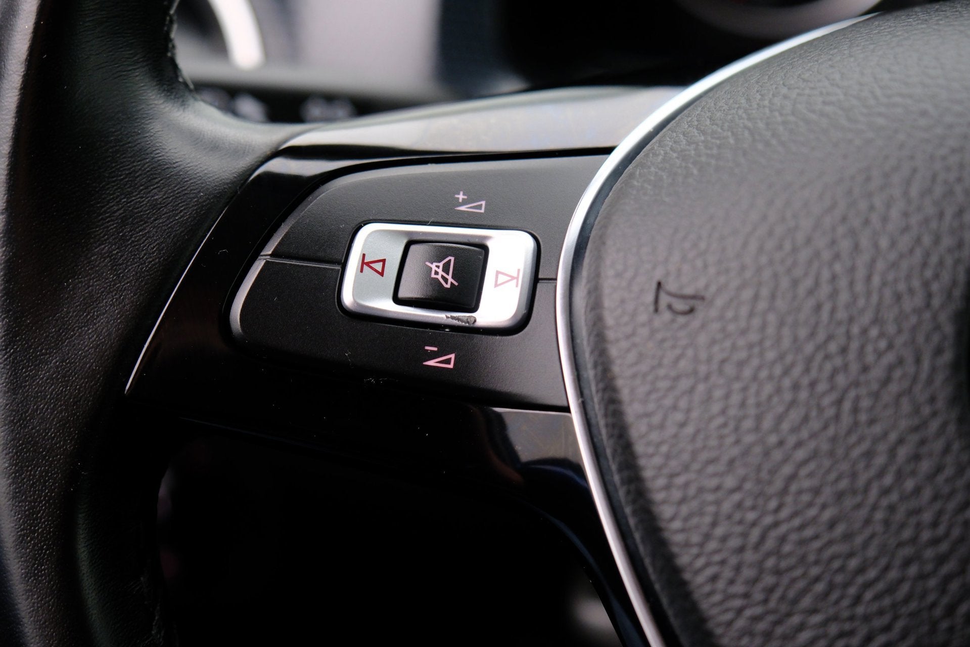 Foto 18 van Volkswagen Up! 1.0 R-Line 5-drs Airco|17" LMV|Zwart dak|PDC