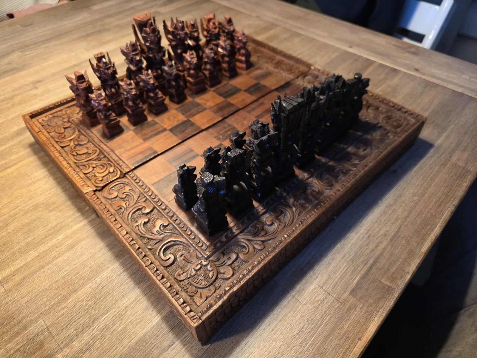 Balinees handgemaakt schaakbord met unieke stukken, Overige onderwerpen, Houtsnijwerk, Ophalen of Verzenden, Handgemaakt