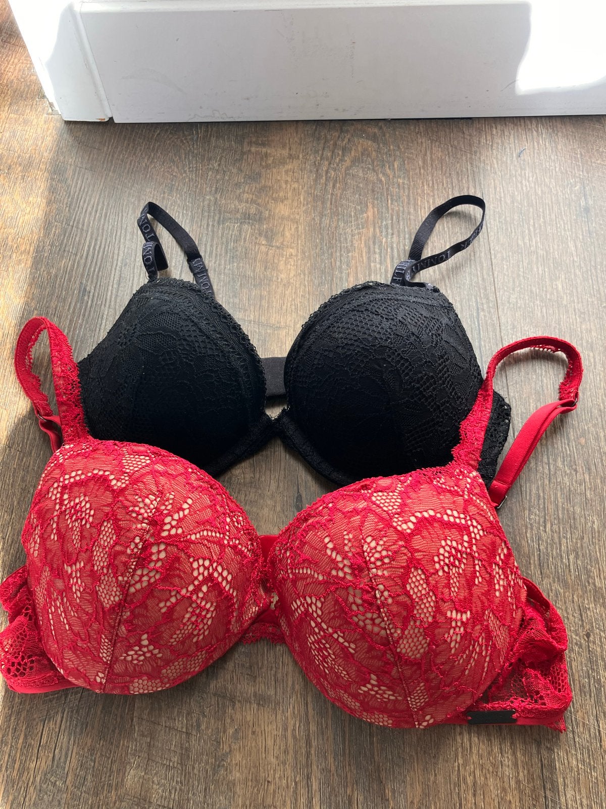 2 BH's: Calvin Klein rood kant & Tommy Hilfiger zwart, Ophalen of Verzenden, Rood, BH