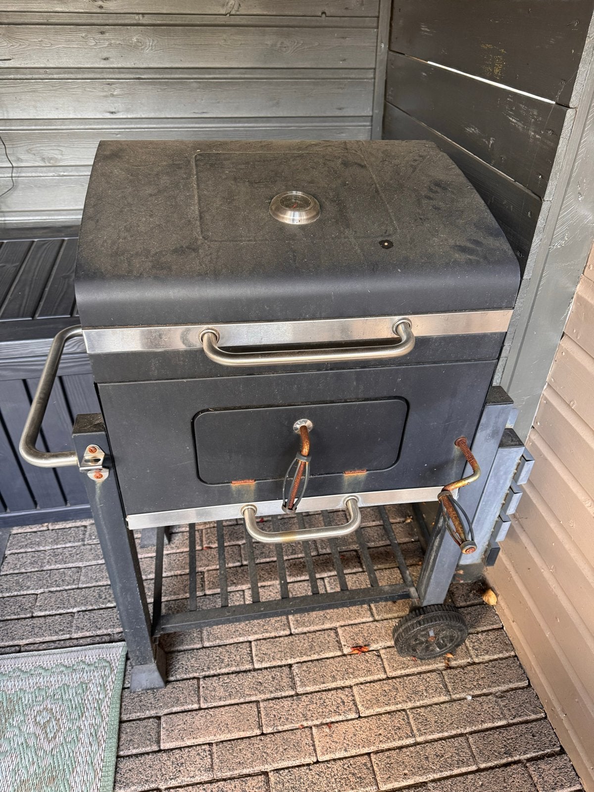 Barbecue met thermometer en uitklaptafel