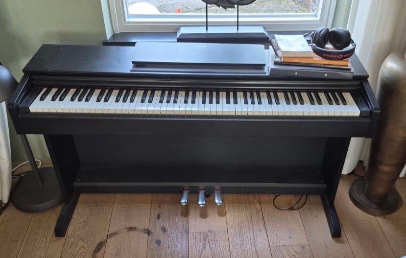 Yamaha Arius YDP-143 Digitaal Piano - Zwart, Zwart, Digitaal, Ophalen of Verzenden, Zo goed als nieuw