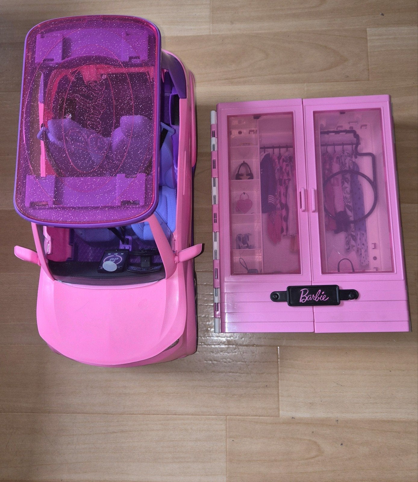 Barbie auto en barbie kledingkast, Ophalen, Gebruikt, Barbie