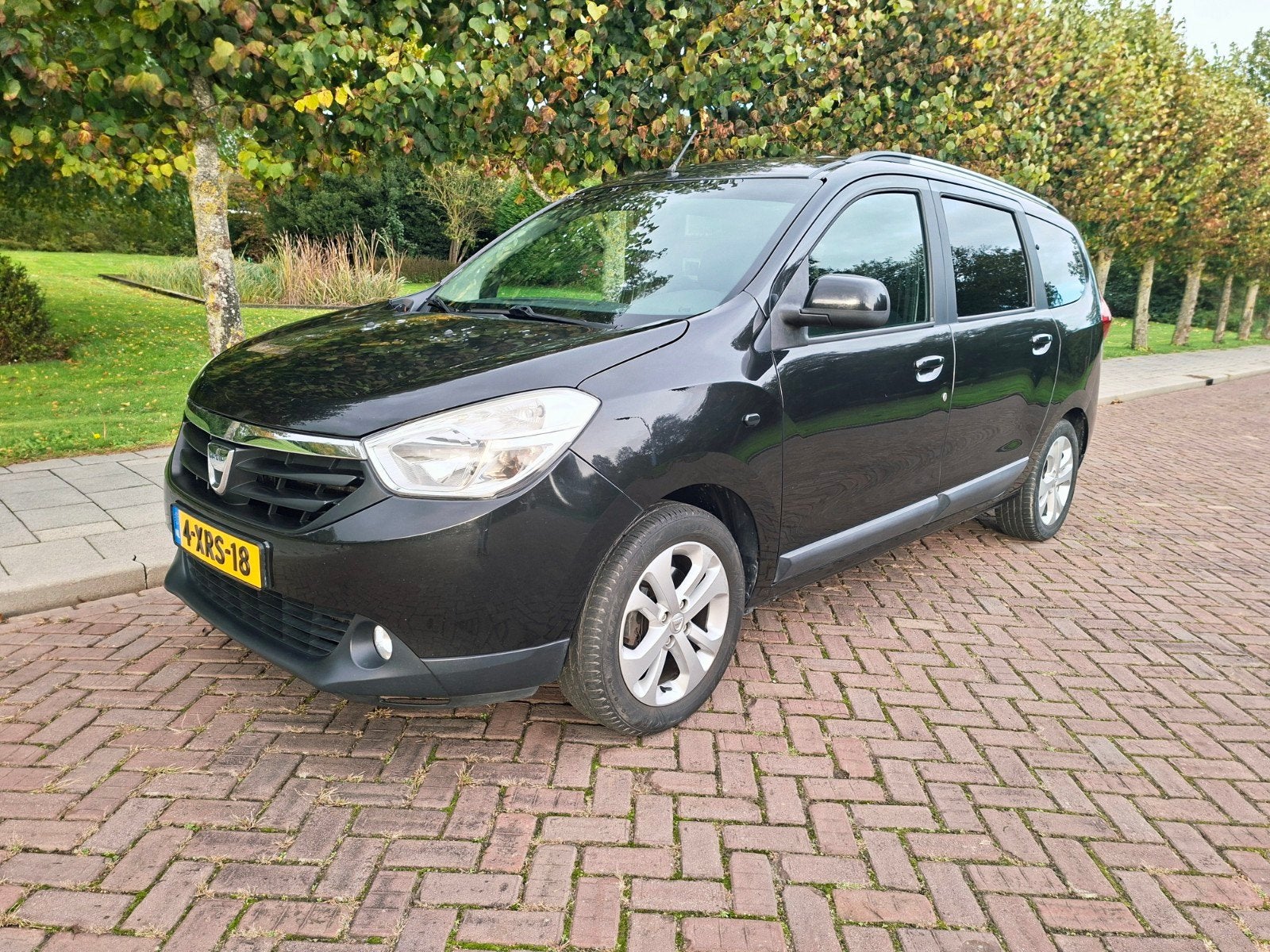 Dacia Lodgy 1.2 TCE 85KW Blackline 7p 2014 Zwart 2e eigenaar, Auto's, Voorwielaandrijving, 7 stoelen, Zwart, Lodgy