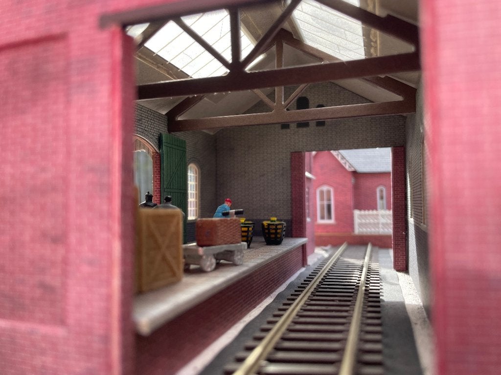 Station en bijgebouwen schaal HO, mooi gemaakt!, Hobby en Vrije tijd, Gebruikt, -, Gelijkstroom of Wisselstroom, Brug, Tunnel of Gebouw
