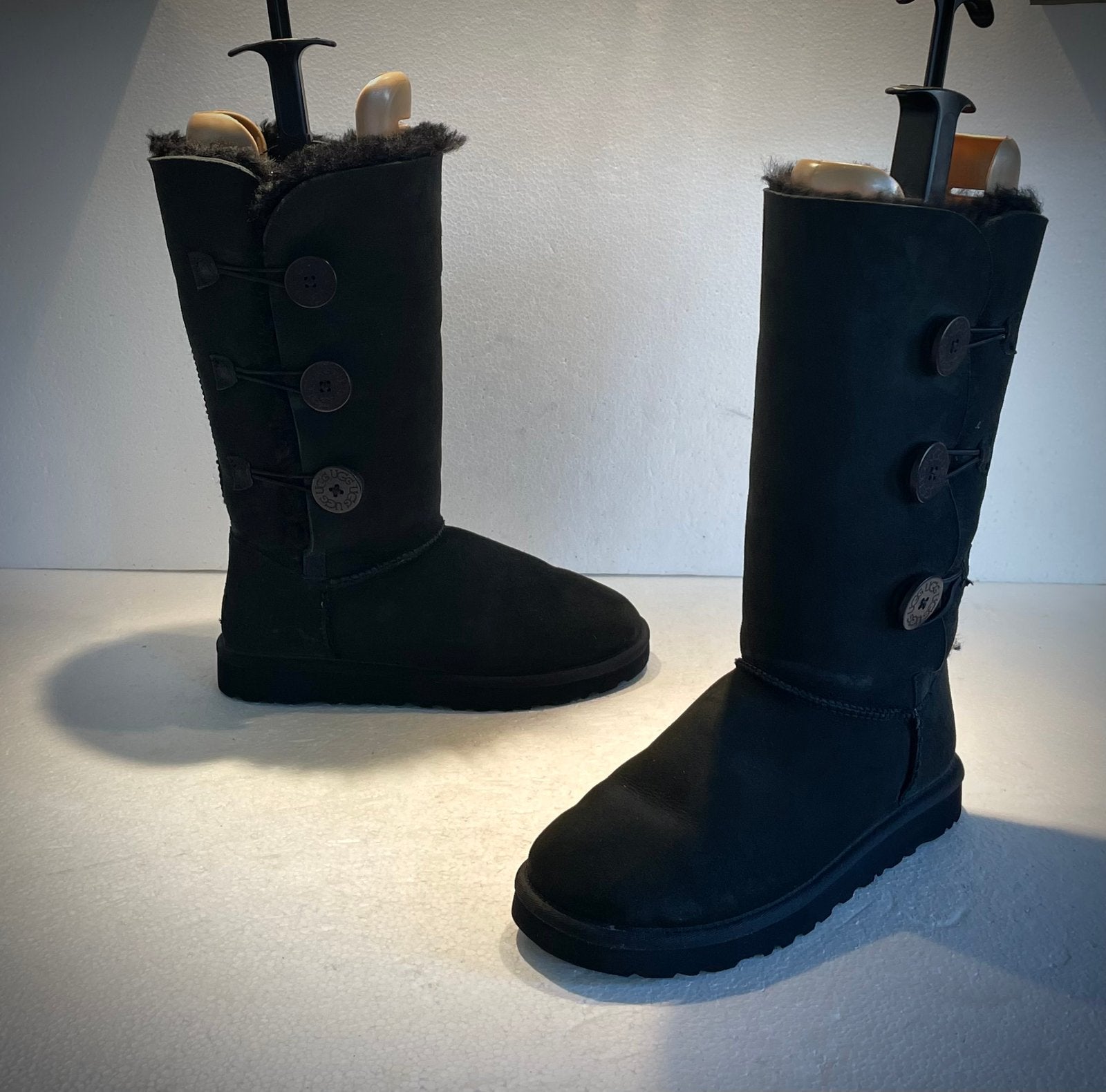 Ugg Bailey Button Triple gevoerde laarzen / boots 38 UK 5,5, Kleding | Dames, Hoge laarzen, Zwart, Ophalen of Verzenden, Zo goed als nieuw
