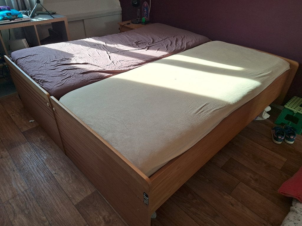 Groot houten dubbel bed, Huis en Inrichting, Ophalen, Bruin, 210 cm, Tweepersoons