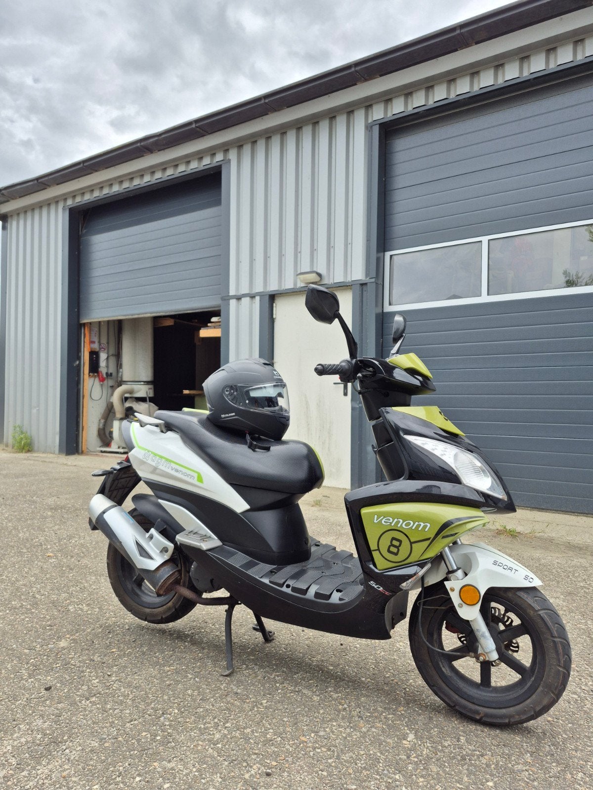 AGM Venom Scooter - Goed onderhouden met helm, Fietsen en Brommers, Brommeronderdelen | Snorfietsen, Gebruikt, Overige merken