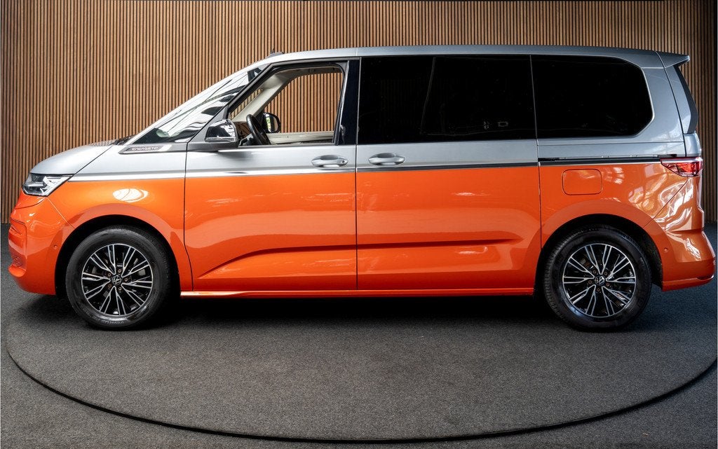 Volkswagen Multivan 1.4 eHybrid 7p Pano HUD Leer Navi Camera, Auto's, Volkswagen, Gebruikt, Euro 6, 7 stoelen, Grijs