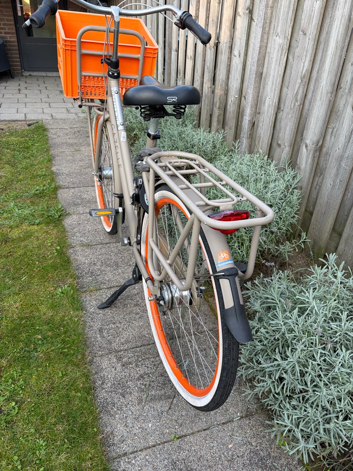 Foto 5 van Gazelle Heavy Duty NL T7 frame54 2017 fiets met krat en slot