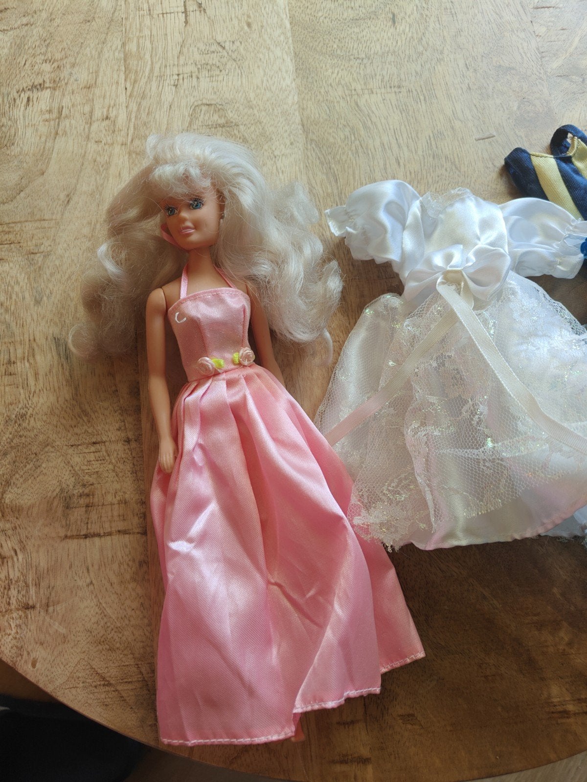 Gratis Barbie pop met verschillende outfits, Ophalen, Gebruikt, Barbie