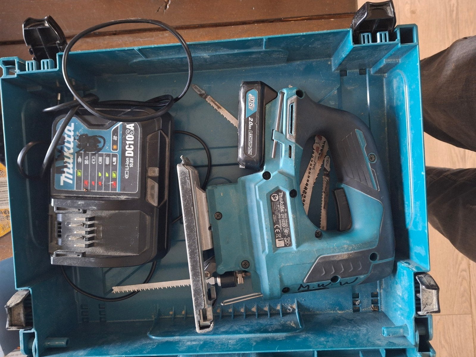 Foto 2 van Makita JV103D Decoupeerzaag 10.8V met accu en lader