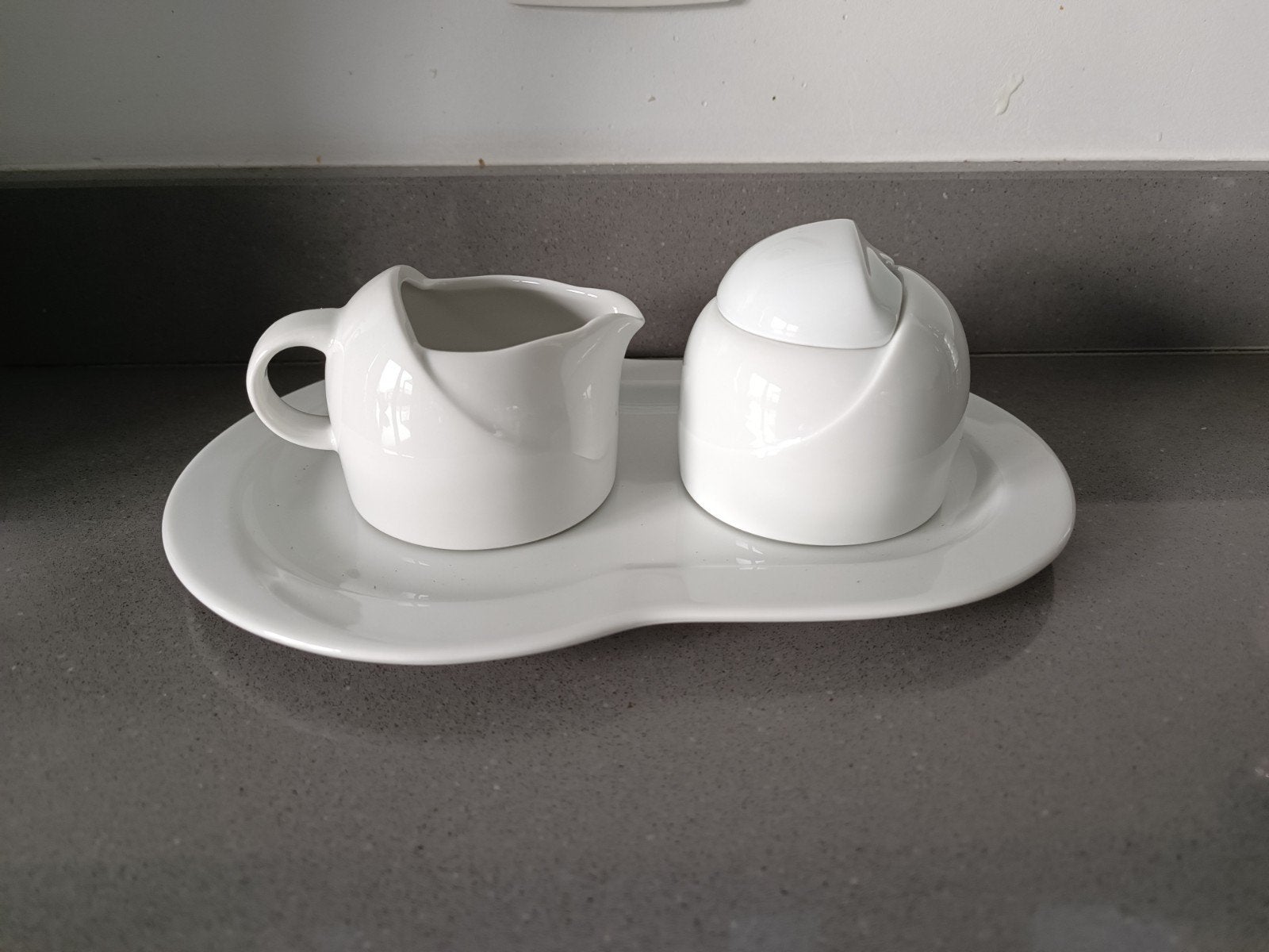 Melkkannetje en suikerpot op dienblad, Overige typen, Ophalen of Verzenden, Zo goed als nieuw, Overige stijlen