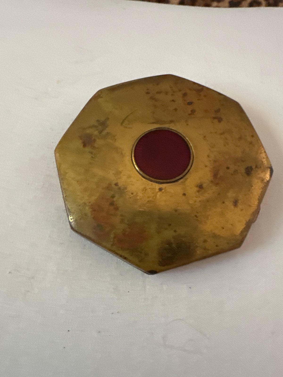 Vintage Vogue poederdoosje met spiegel en rood emaille, Ophalen
