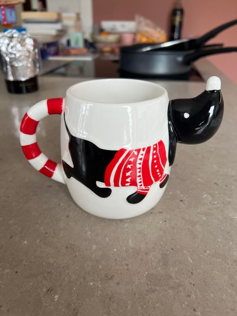 Mok teckel met kersttrui - feestelijke koffiemok, Huis en Inrichting, Keuken | Servies, Zo goed als nieuw, Kop(pen) en/of Schotel(s)