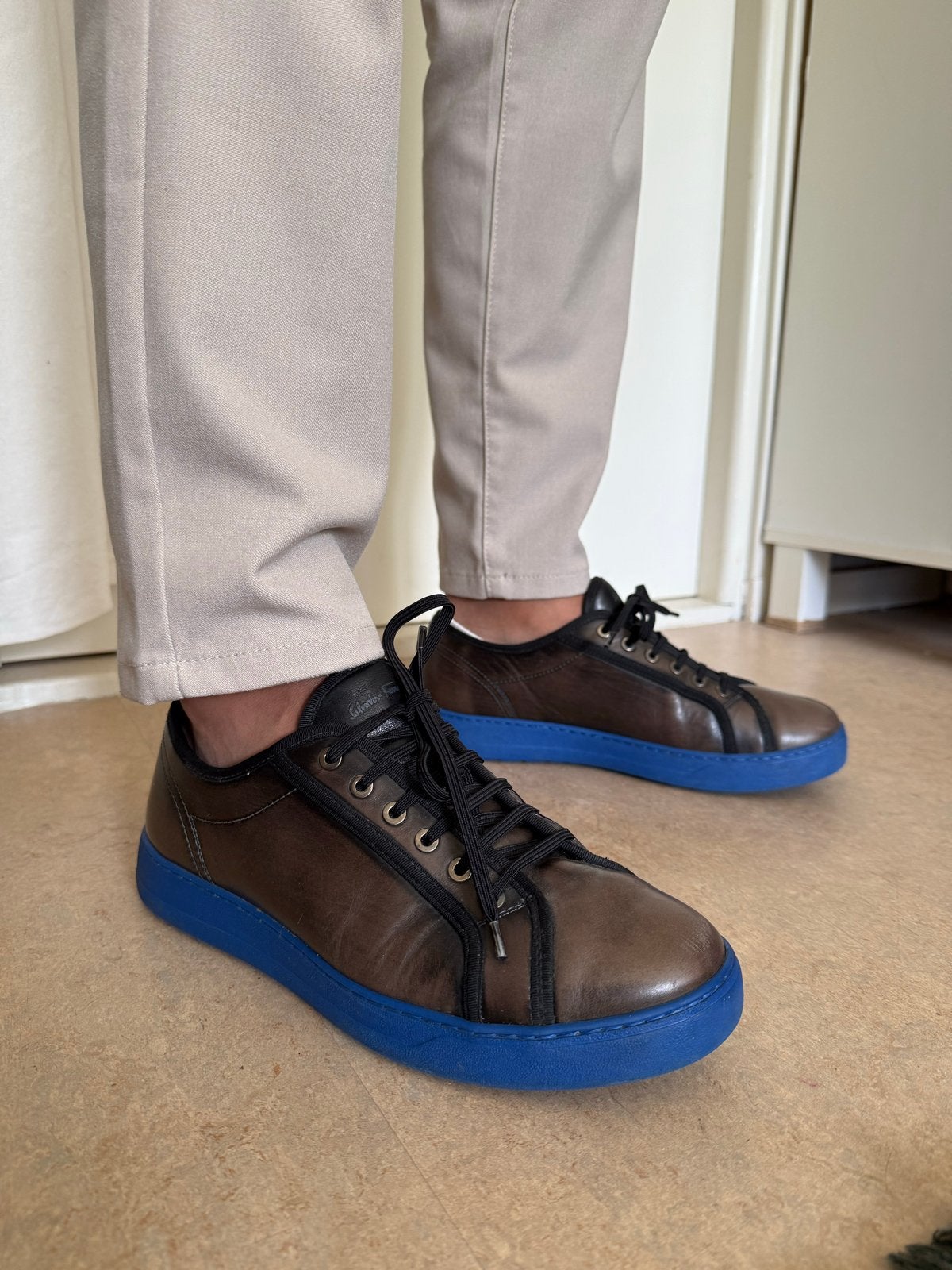Salvatore Ferragamo luxe kalfsleren sneakers - maat 42, Kleding | Heren, Ophalen of Verzenden, Zo goed als nieuw, Bruin, Sneakers of Gympen