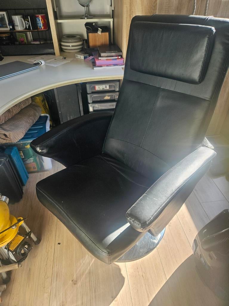 Comfortabele zwarte relaxstoel, verstelbaar, Modern, Comfortabel, Kunststof, Gebruikt, Zwart
