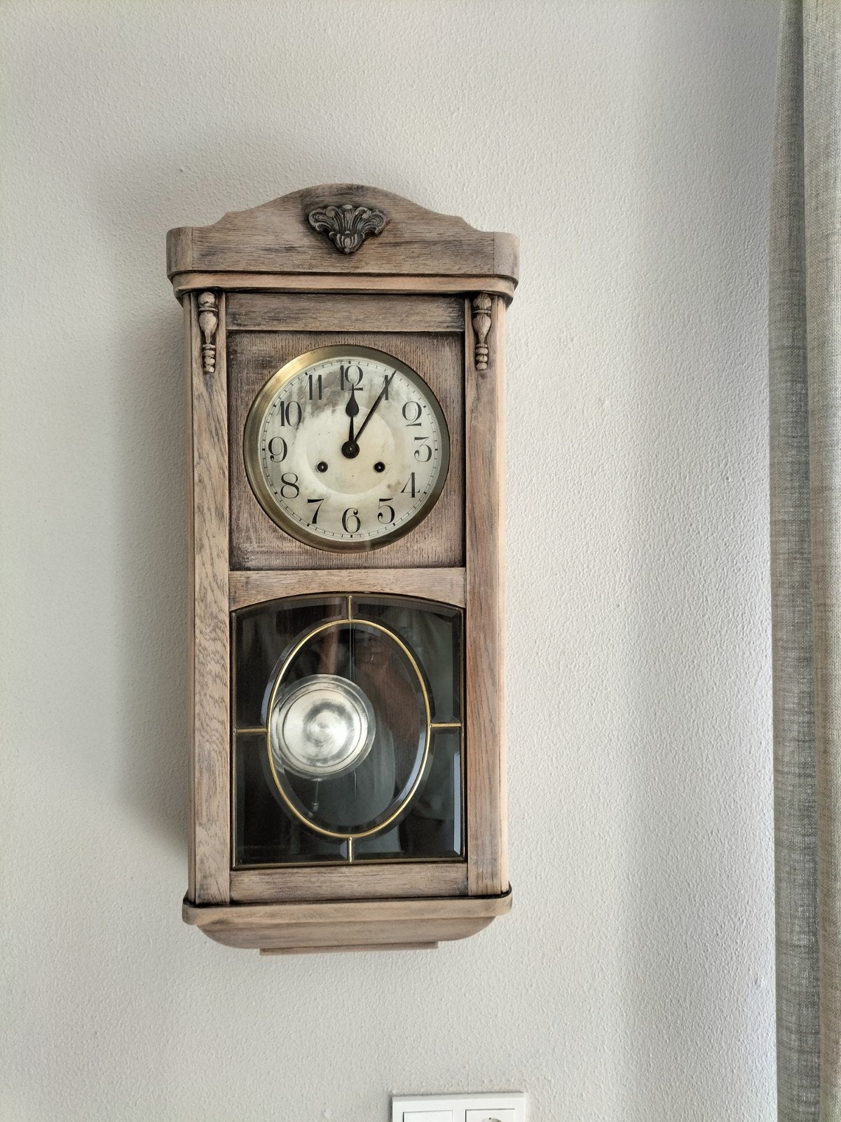 Antieke wandklok met slinger - Hout en messing, Ophalen