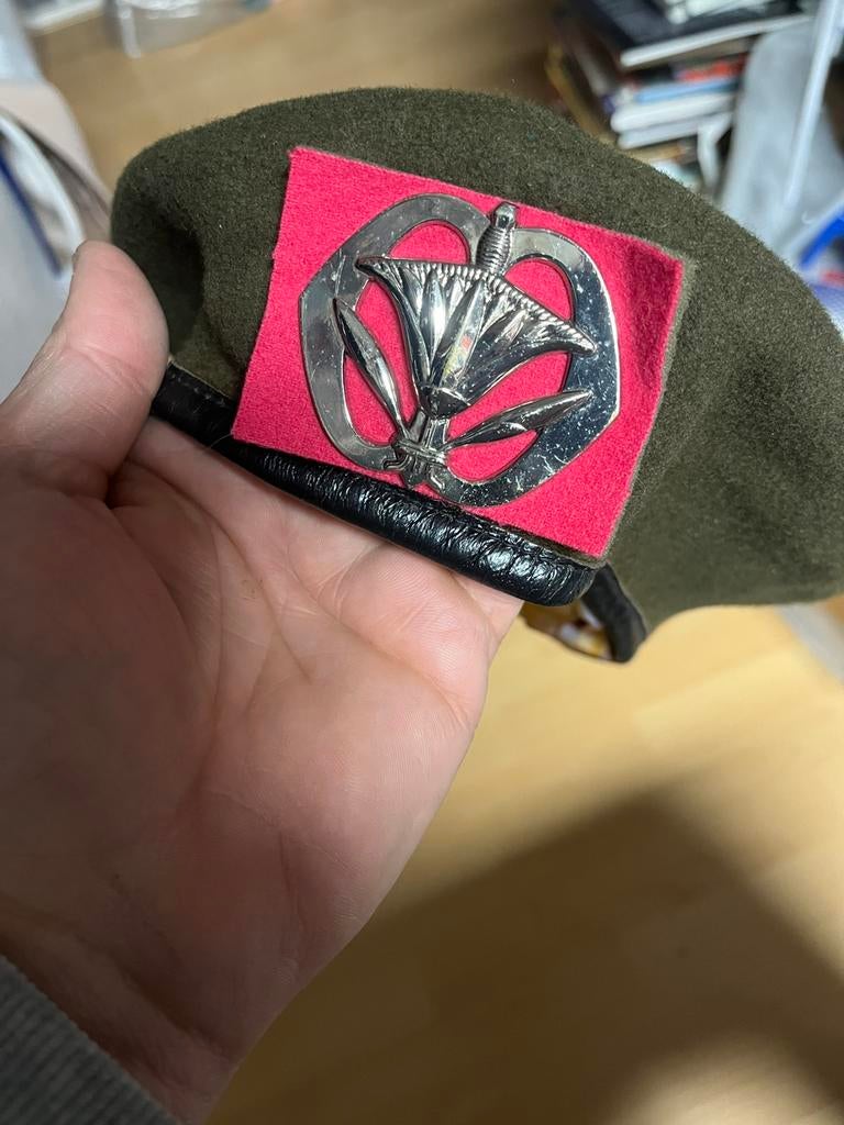 Diverse baretten landmacht met emblemen, Verzamelen, Militaria | Algemeen, Ophalen of Verzenden, Landmacht, Nederland, Embleem of Badge