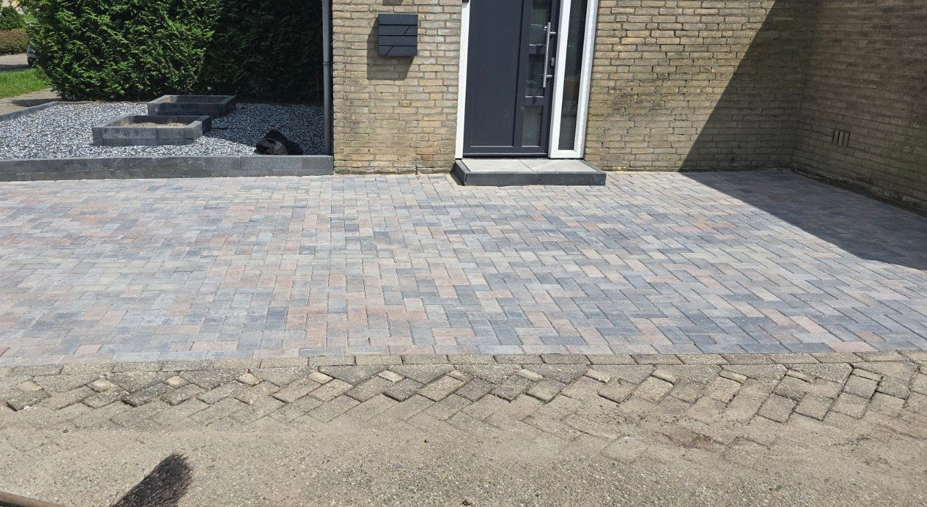 Stratenmaker aangeboden, Bestrating
