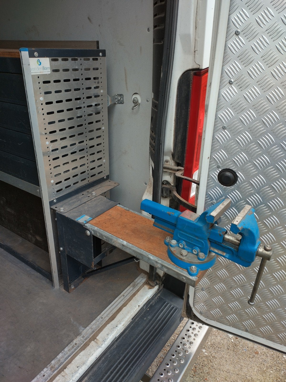sortimo werkbank bedrijfswagen bus met bankschroef 120mm, Ophalen of Verzenden, Bankschroef