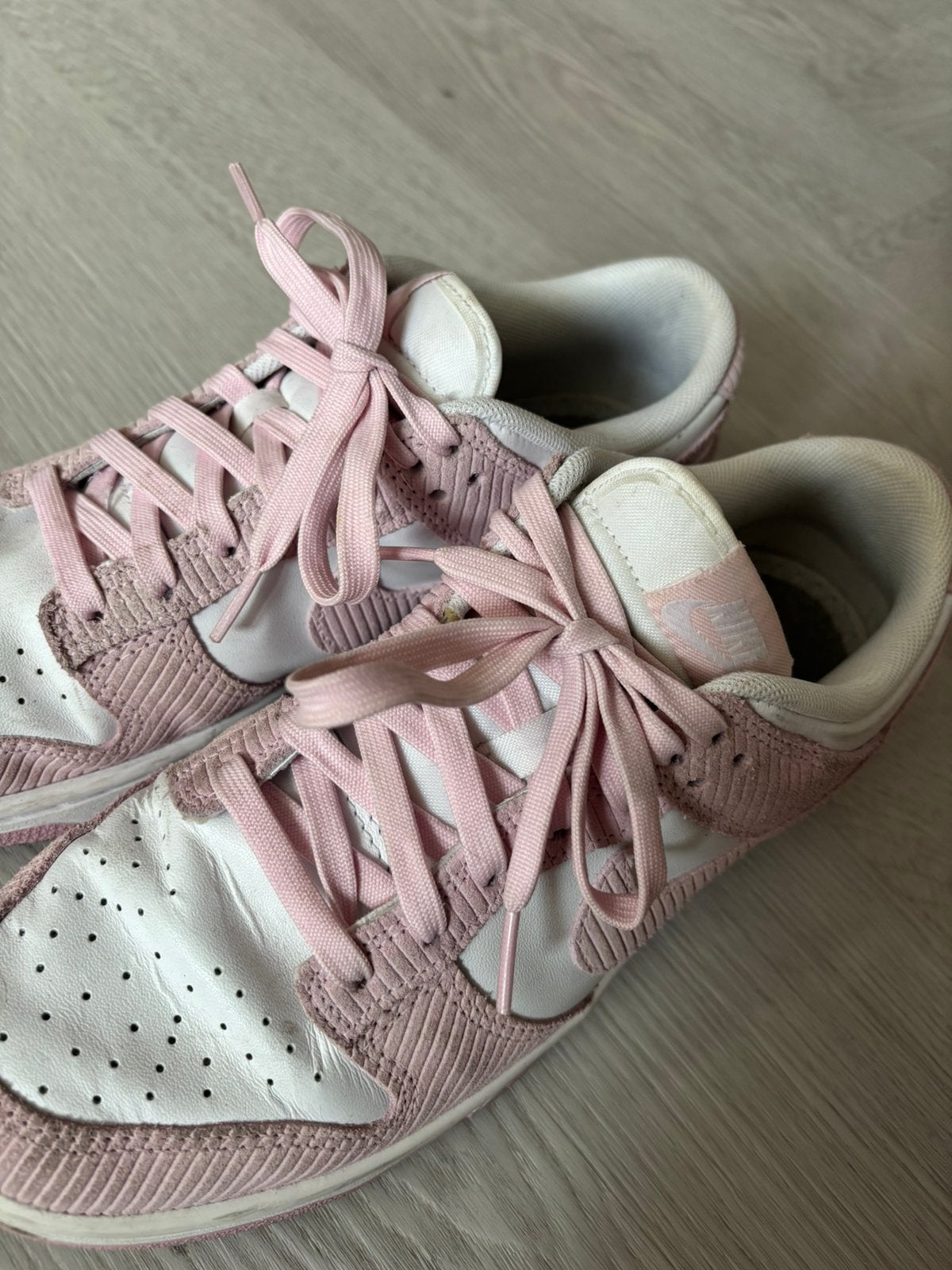 Zeer mooie sneakers, roze rib, NIKE DUNK mt 41, Wit, Ophalen of Verzenden, Sneakers of Gympen, Zo goed als nieuw