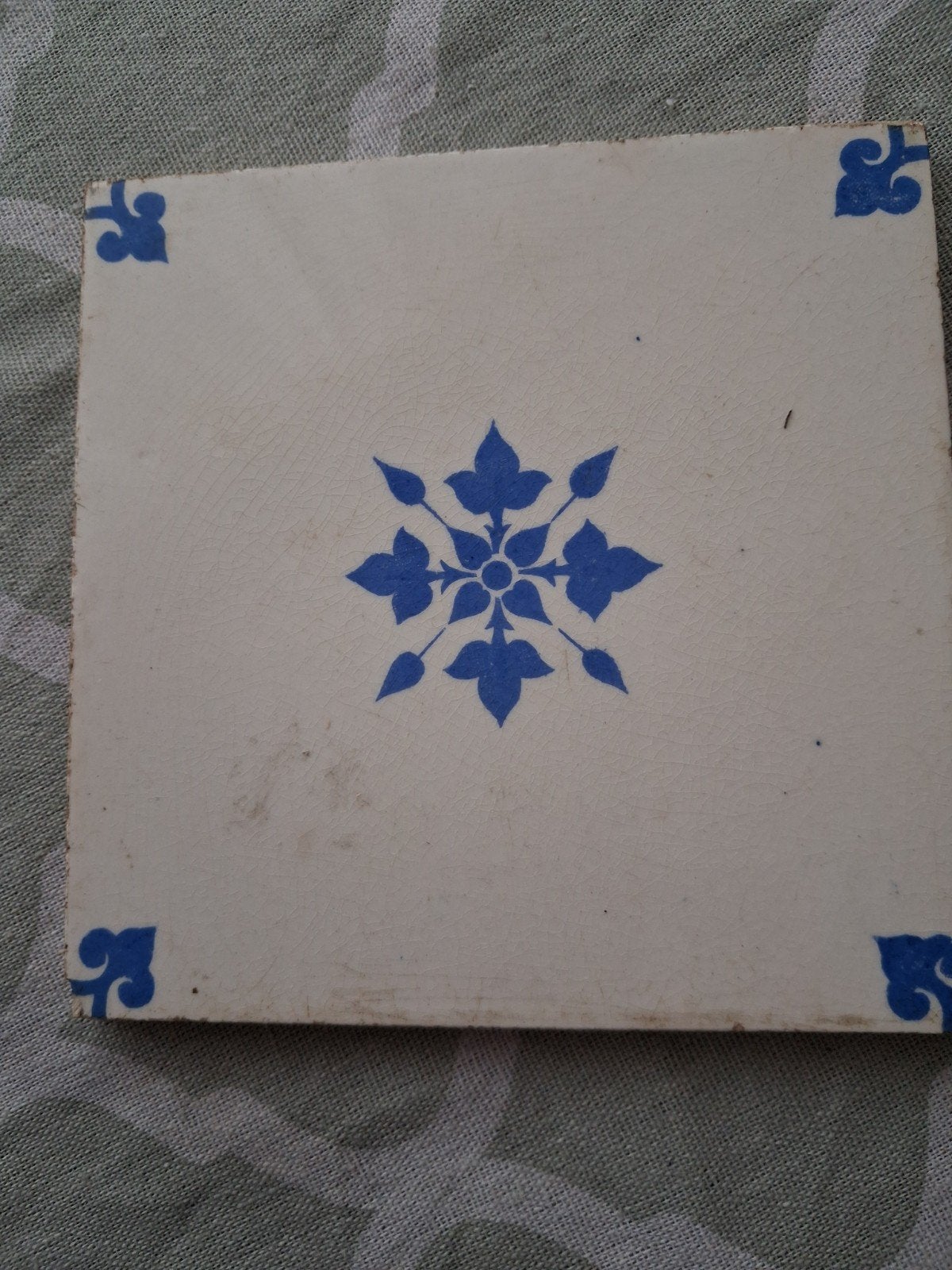 Antieke Delfts Blauw-stijl tegel met bloemmotief, Ophalen of Verzenden
