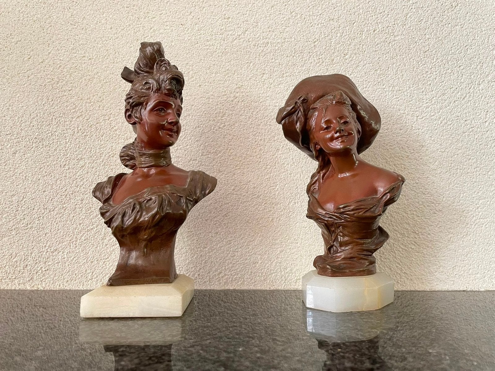 Twee antieke bronzen bustes op marmeren sokkel, Ophalen, Buste, 20 - 50 cm, Bruin