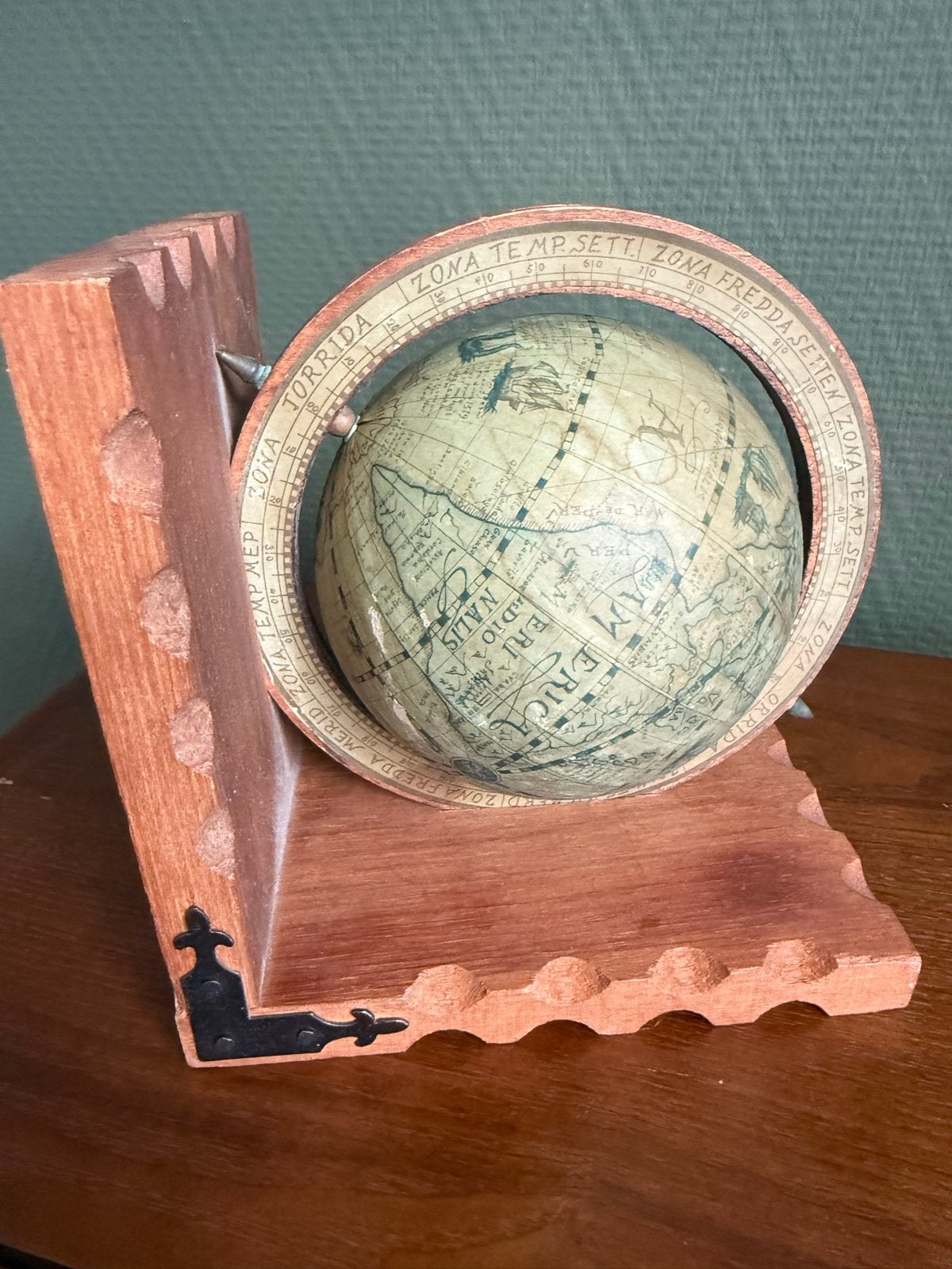 Vintage boekensteun met wereldbol - Decoratief en uniek, Antiek en Kunst, Antiek | Woonaccessoires, Ophalen of Verzenden