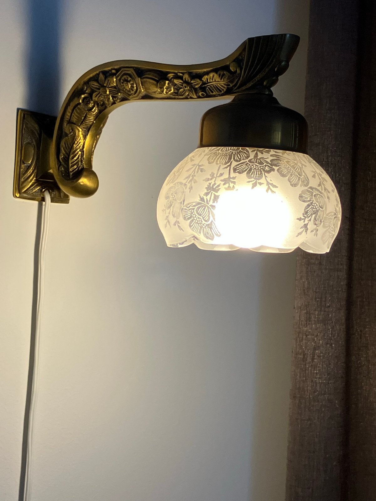 Antieke messing wandlamp met glazen kap, Antiek en Kunst, Ophalen