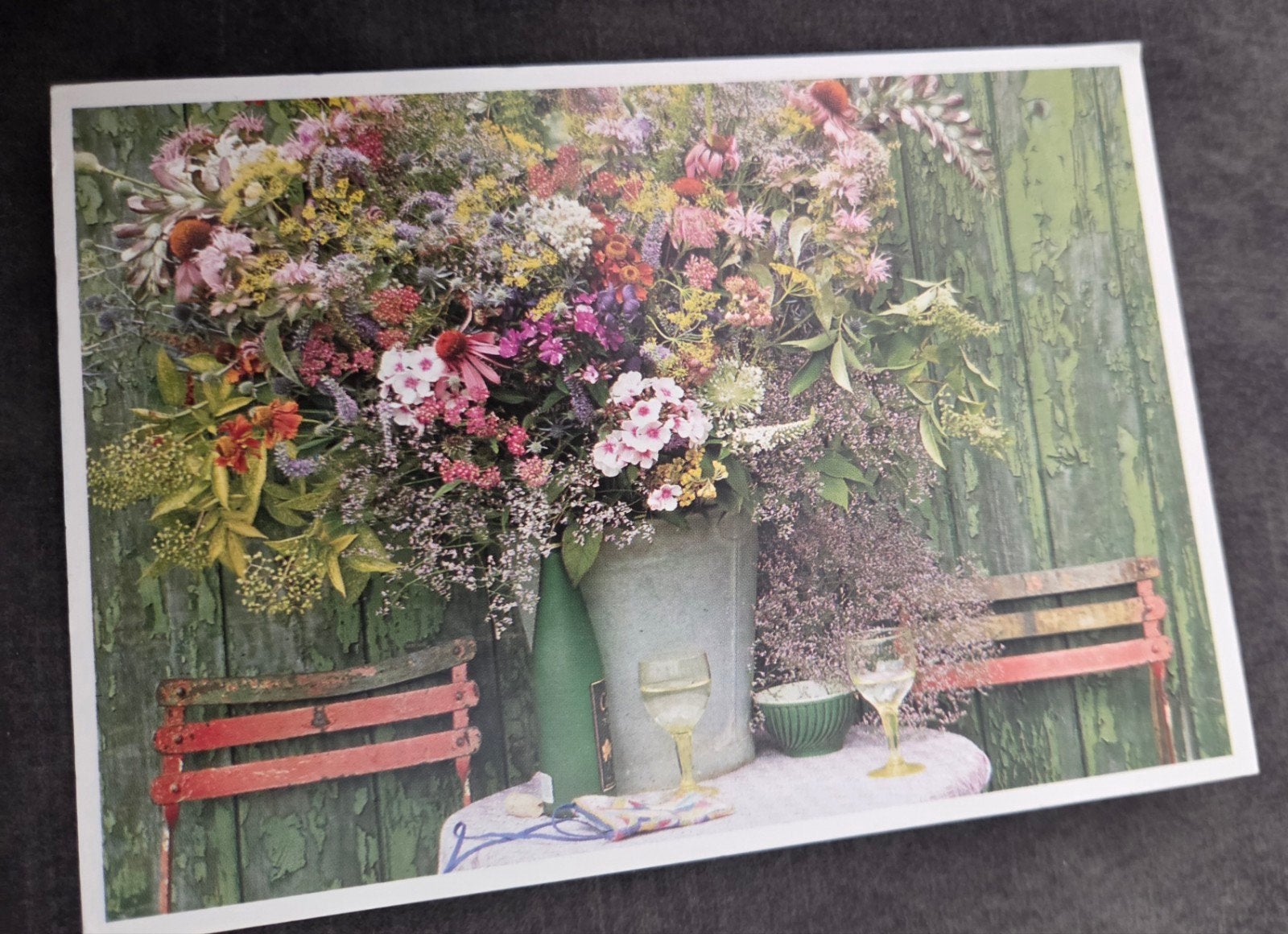 Ansichtkaart met bloemen en twee stoelen, Verzamelen, Verzenden, 1980 tot heden, Gelopen, Natuur