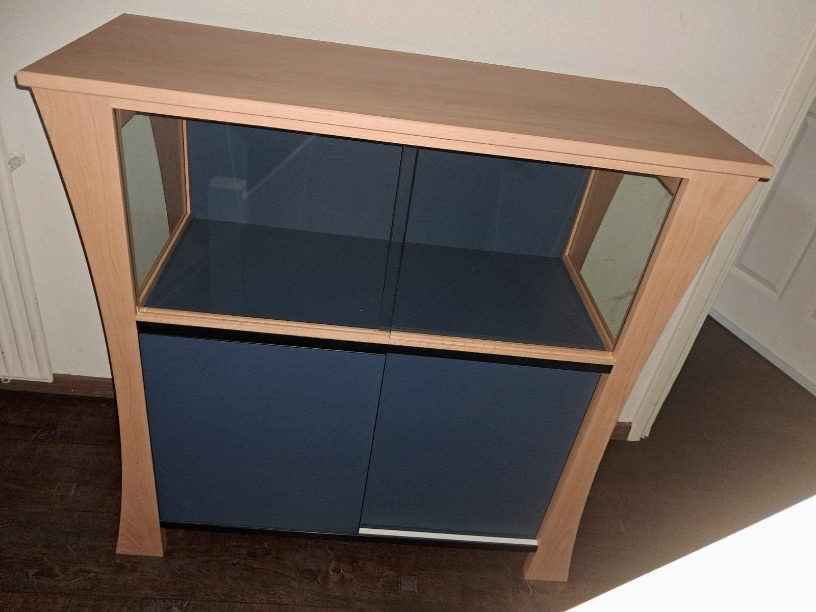 Vitrinekast nieuw, gelakt beukenhout en blauwgrijs MDF, Ophalen, 100 tot 150 cm, Nieuw, Overige houtsoorten