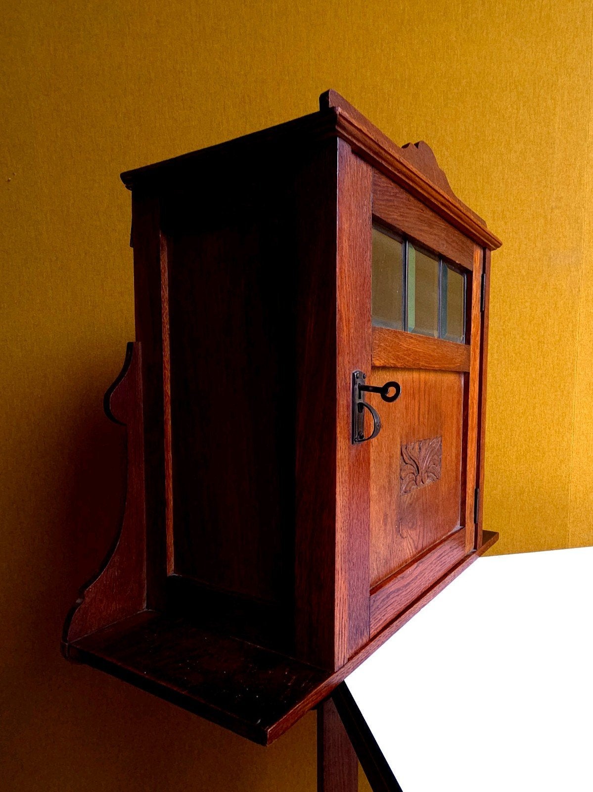 Eiken halkastje met vitrine en slotje,  facet geslepen glas, Ophalen, Gebruikt, Vintage, Nvt