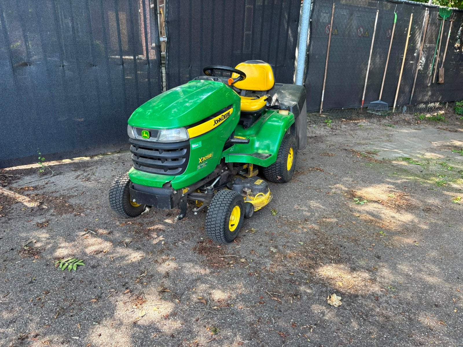 John Deere X305R Zitmaaier met Opvangbak - Prima Staat, Ophalen, Gebruikt, Opvangbak, Benzine-grasmaaier