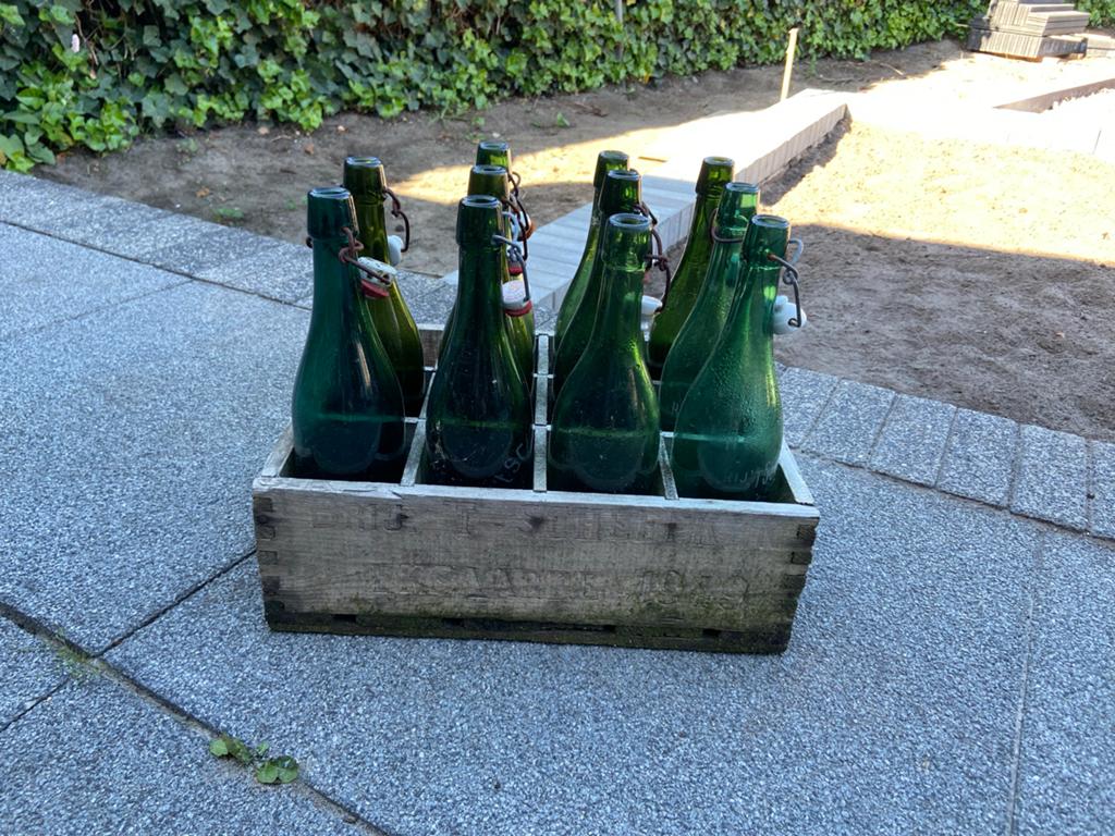 Vintage Brouwerij 't Scheepken flessenkrat met beugelflessen, Ophalen