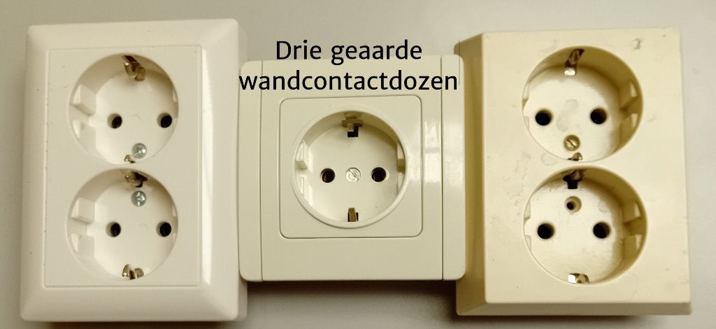 Te Koop: 2 x 3 wandcontactdozen, geaard en niet-geaard., Ophalen of Verzenden, Gebruikt, Stopcontact