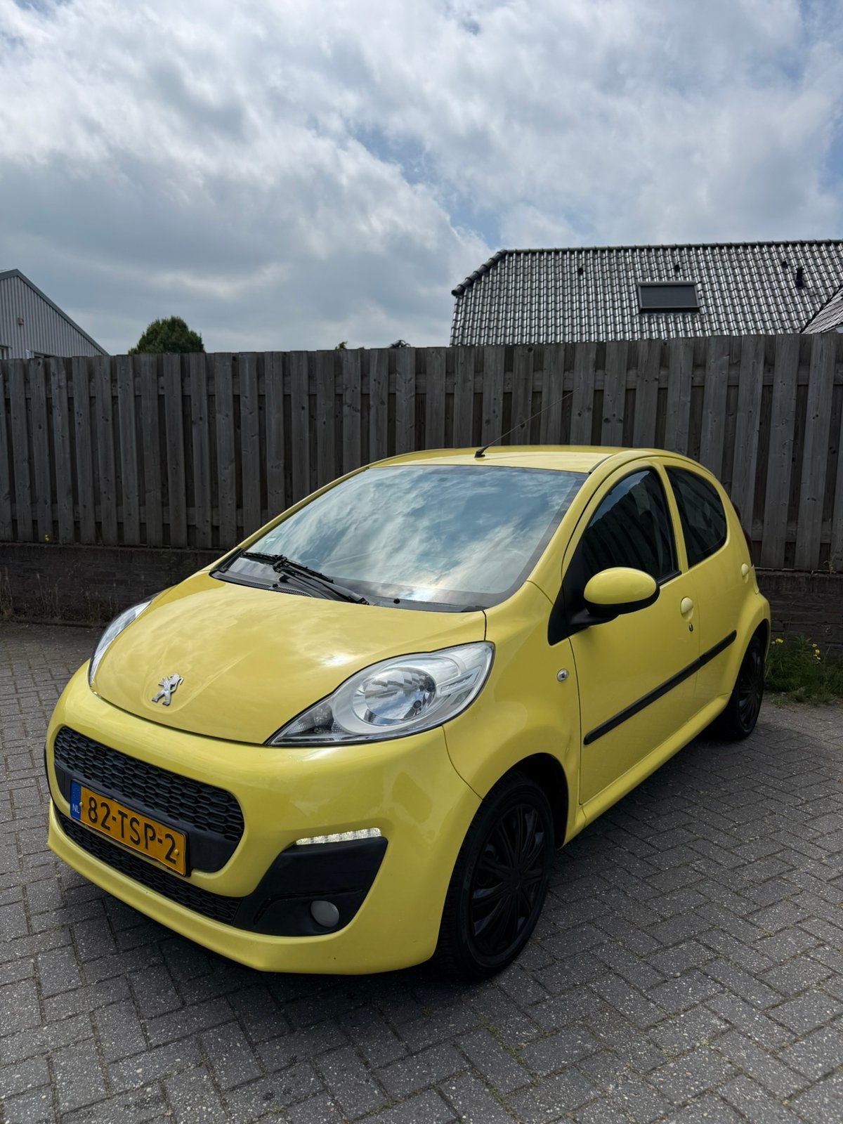 Peugeot 107 1.0 12V 5DR 2012 Geel AIRCO / NWE KOPPELING, Auto's, Voorwielaandrijving, 4 stoelen, Bedrijf, Handgeschakeld