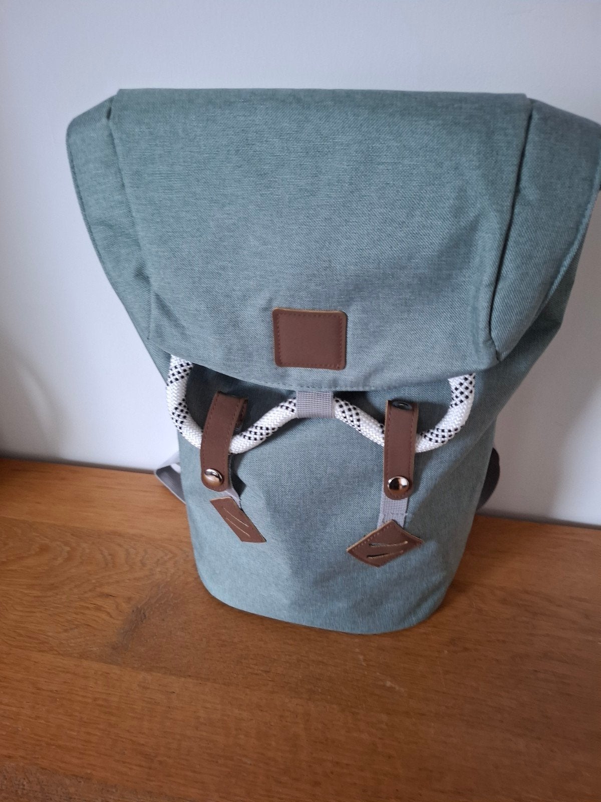 Groene rugzak met trekkoord en gespsluiting, Overige merken, 25 tot 40 cm, Ophalen of Verzenden, Zo goed als nieuw