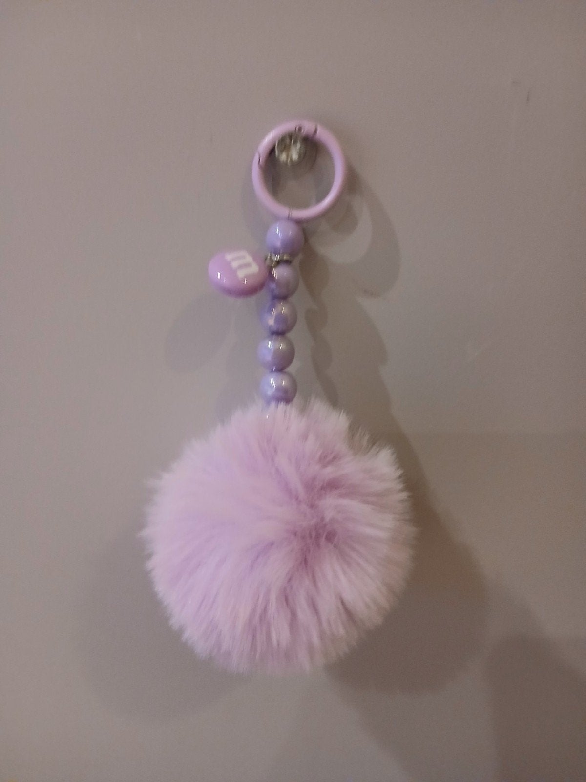 Paarse sleutelhanger met M&M bedel en pompon, Ophalen of Verzenden, Zo goed als nieuw, Knuffel of Figuurtje