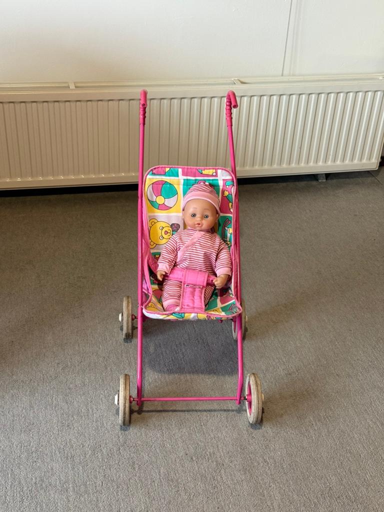 Sprekende babypop met roze gestreepte outfit en poppenwagen, Kinderen en Baby's, Speelgoed | Poppen, Ophalen, Gebruikt, Babypop
