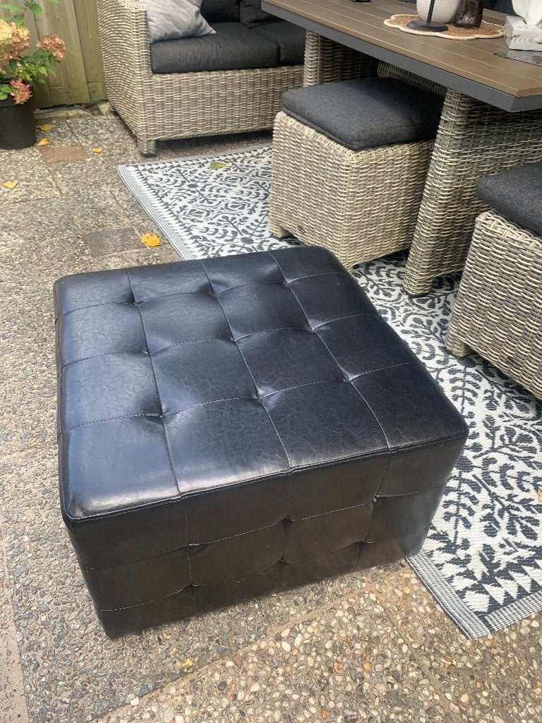 Leather look poef in prima staat, Ophalen, Overige materialen, Gebruikt, 50 tot 75 cm