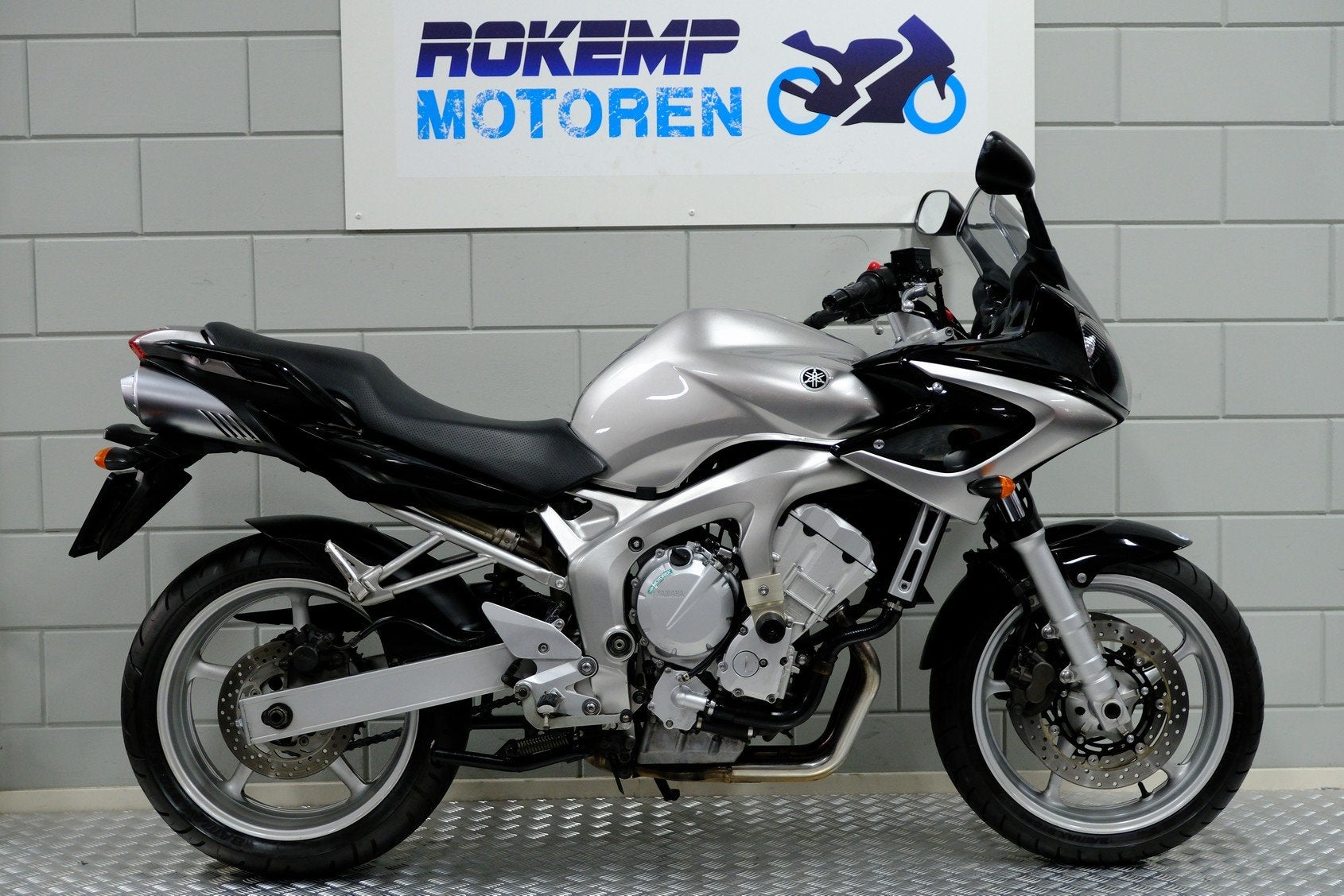 Yamaha FZ6 FAZER TOUR (bj 2003), Klantenservice@yamaha-motor.nl, Sport, Meer dan 35 kW, Koolhovenlaan 101
1119 NC  Schiphol-Rijk, NL