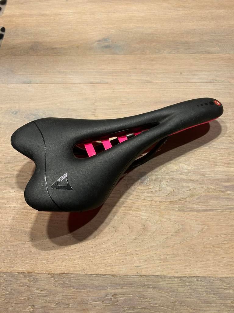 Astute Skylite VT sportfietszadel zwart/roze - carbon basis, Gebruikt, Ophalen of Verzenden, Zadel, Racefiets