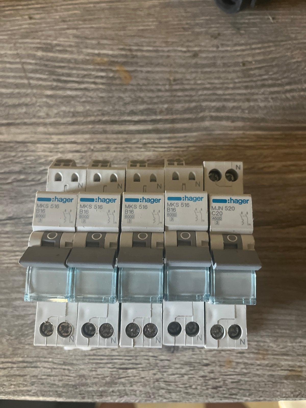 5 Hager automaten - MKS 516 B16 en MJN 520 C20, Ophalen of Verzenden, Gebruikt, Hager, Installatieautomaat