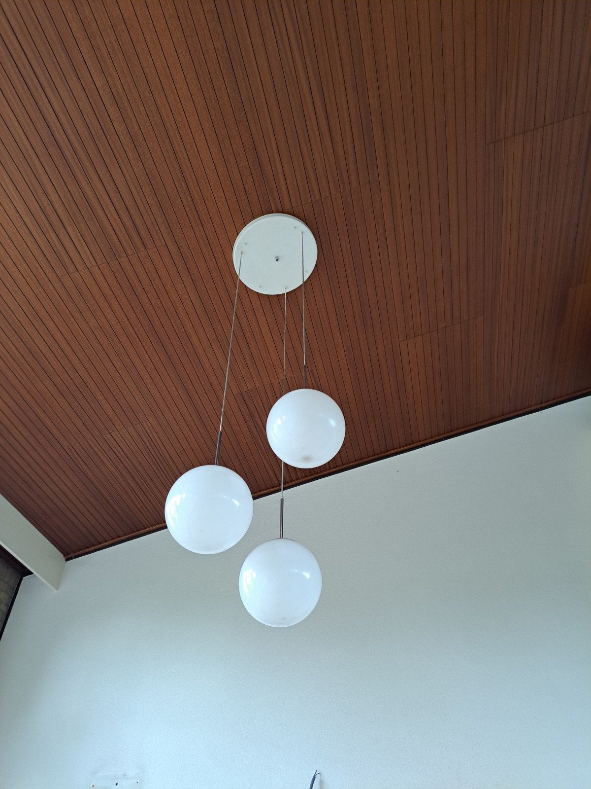 Drie hanglampen met hoogwaardige kunststof bollen, Huis en Inrichting, Lampen | Hanglampen, Ophalen, Gebruikt, Kunststof